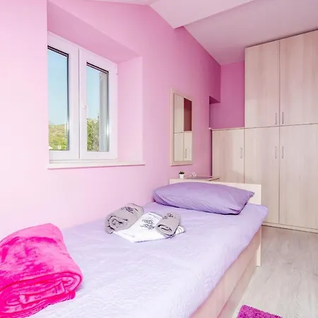 Donita - Comfort Two Bedroom With Balcony And Sea View *
