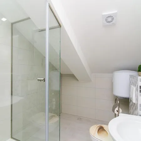 Donita - Comfort Two Bedroom With Balcony And Sea View *
