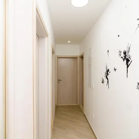 Donita - Comfort Two Bedroom With Balcony And Sea View Banići