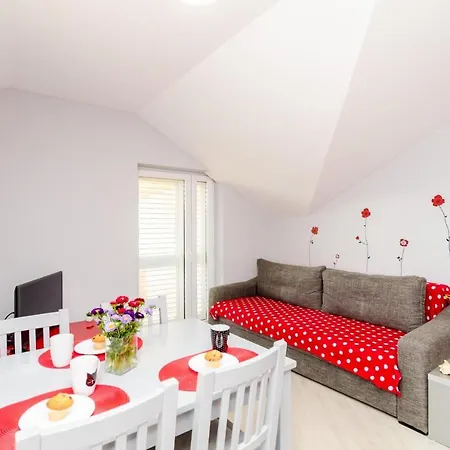 Donita - Comfort Two Bedroom With Balcony And Sea View *