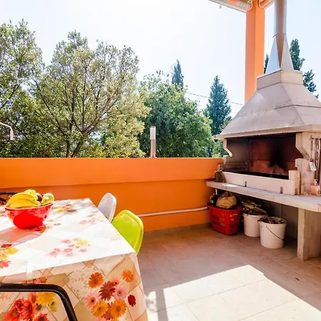 Donita - Comfort Two Bedroom With Balcony And Sea View 아파트 Banići